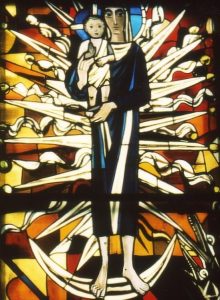 Maria mit dem Kind auf dem Arm als Himmelskönigin mit zwölf Strahlen umstrahlt, auf der Mondsichel stehend, auf dem Emporenfenster der Evangelischen Pauluskirche Gießen