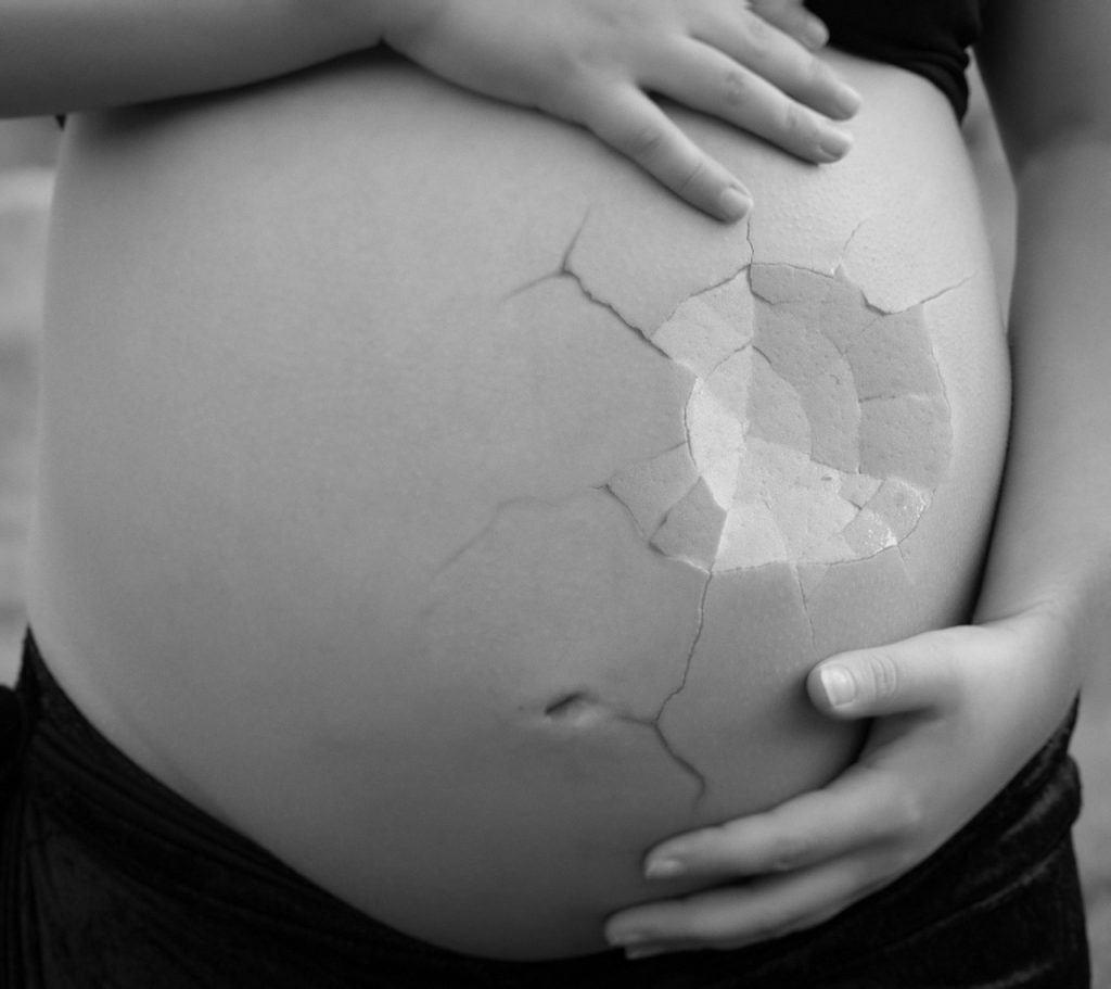 Ein schwangerer Bauch sieht aus wie ein angeschlagenes Ei