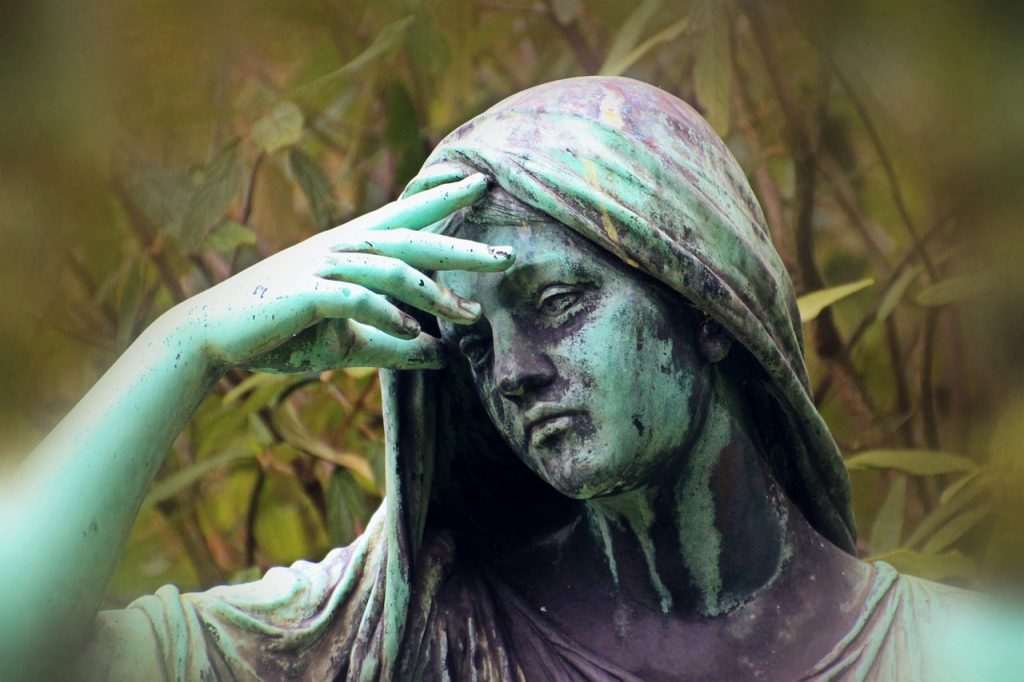 Skulptur einer trauernden Frau