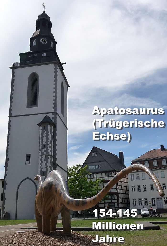 Apatosaurus (Trügerische Echse) vor dem Stadtkirchenturm Gießen