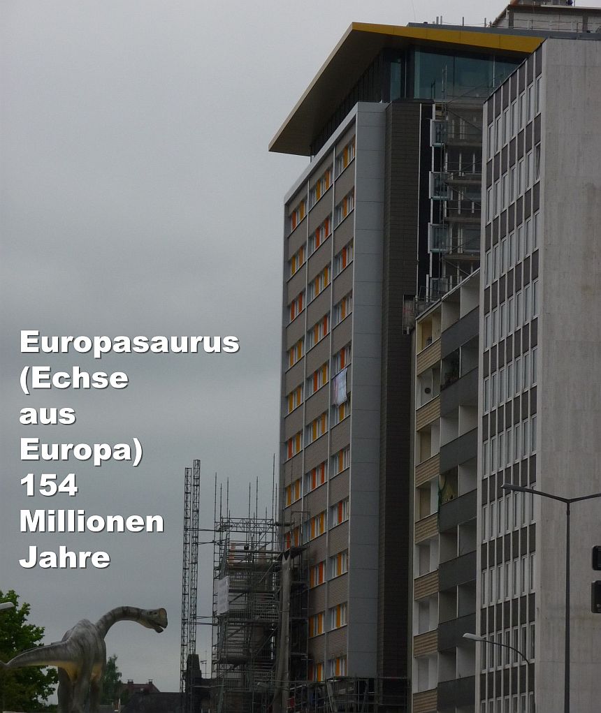 Europasaurus (Echse aus Europa) 154 Millionen Jahre - im Hintergrund das Haus am Ludwigsplatz mit dem Gießener Dachcafé