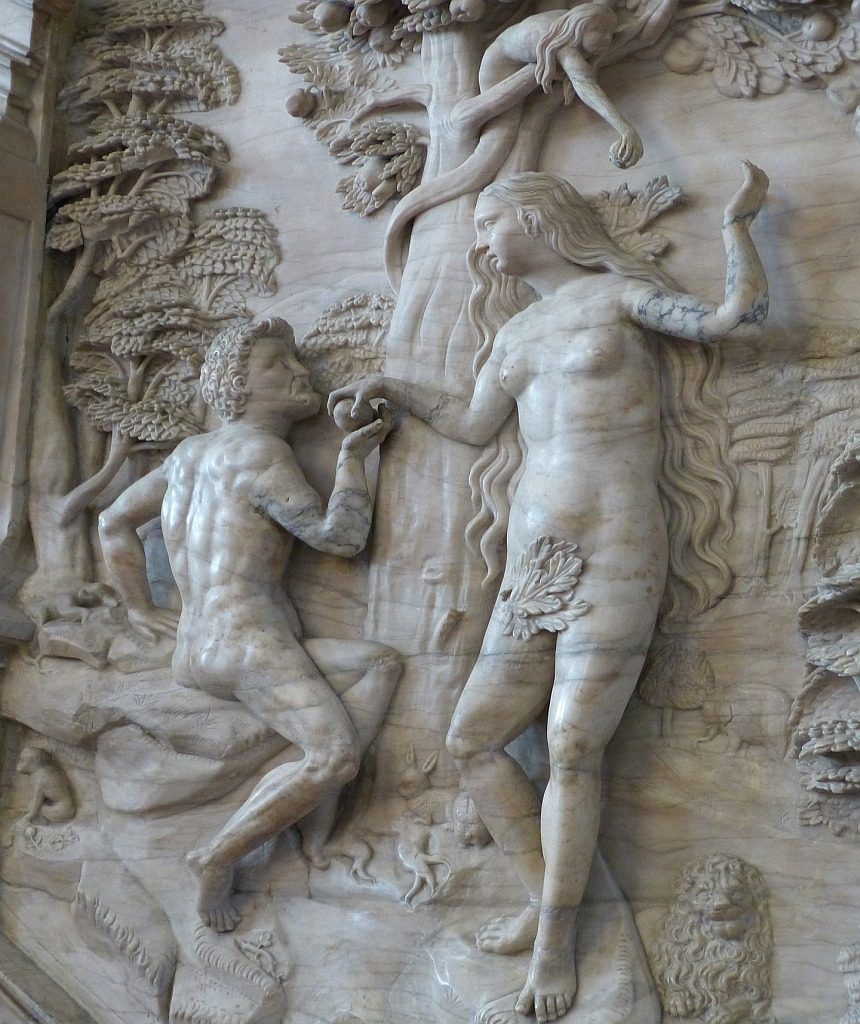 Skulptur von Adam und Eva und der Schlange in Form einer Frau