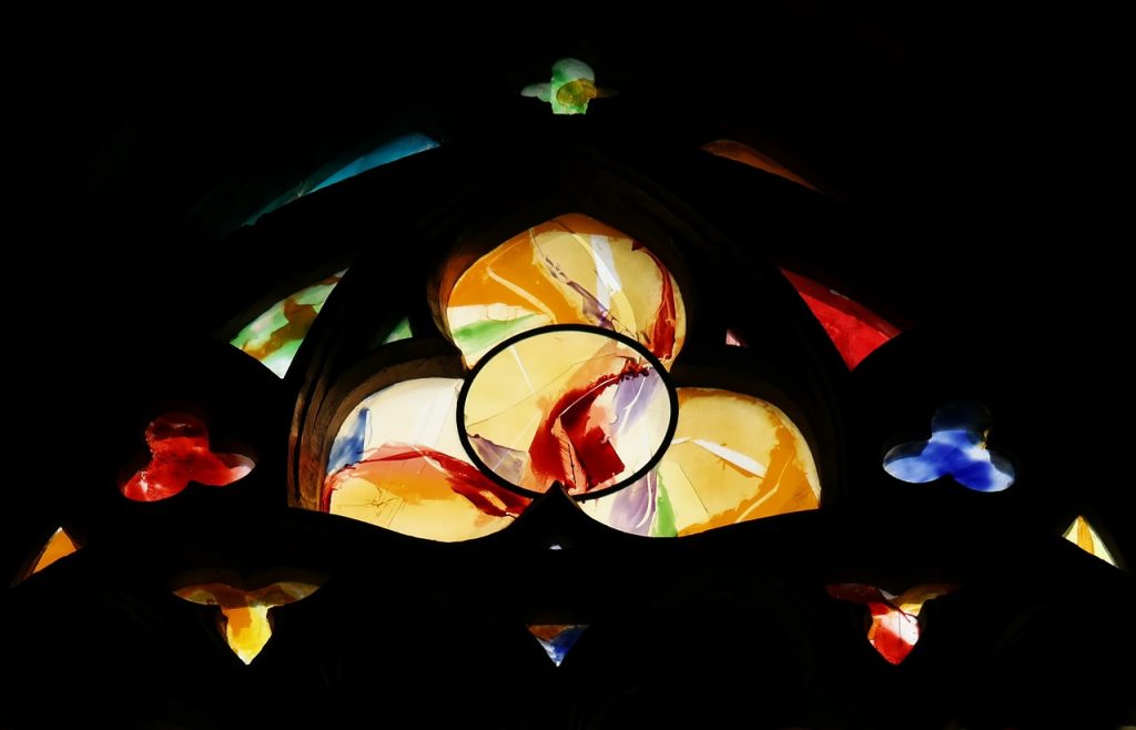 Kirchenfenster der heiligen Dreieinigkeit in der Kathedrale zu Lüttich
