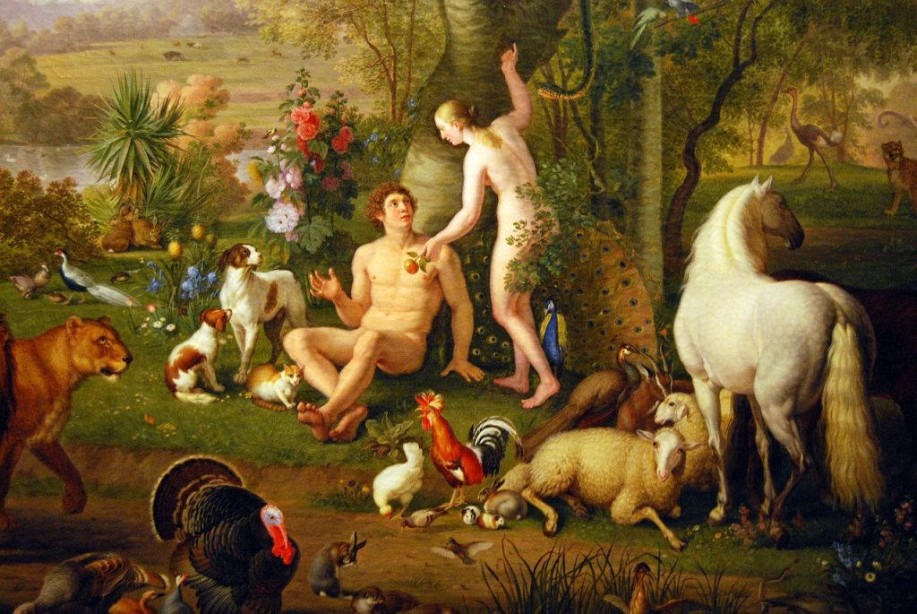 Sündenfall: Adam und Eva im Paradies, umgeben von einer Idylle von Tieren, aber auch die Schlange ist da, und Eva reicht Adam gerade die Frucht weiter, die sie von der Schlange erhalten hat