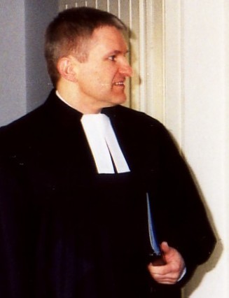 Pfarrer Schütz vor dem Gottesdienst