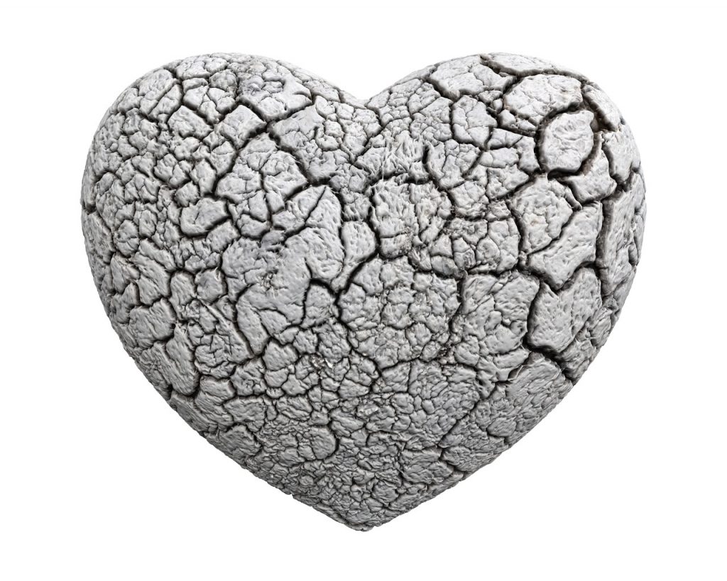 Ein Herz, das aussieht wie aus getrocknetem Lehm, sehr brüchig