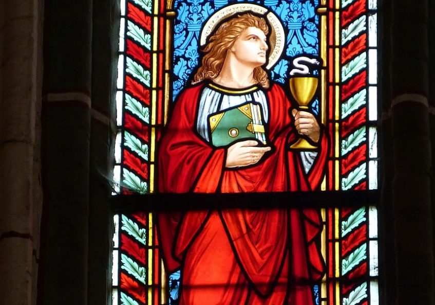 Kirchenfenster mit der Darstellung des Evangelisten Johannes