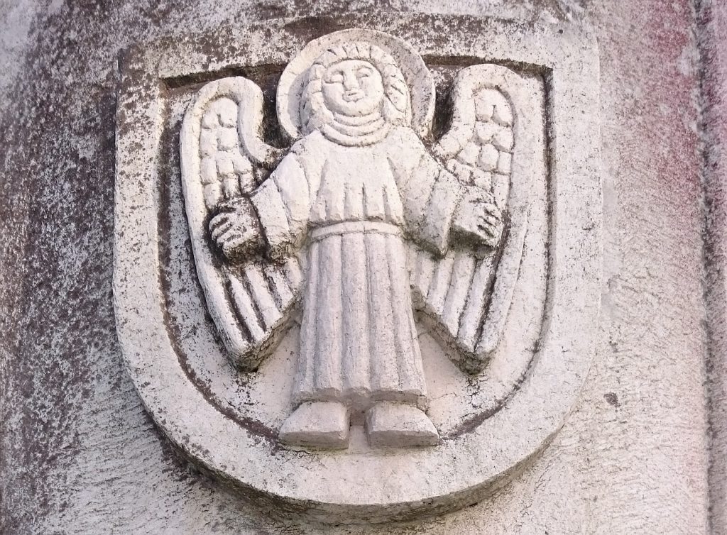 Ein Mensch mit Engelsflügeln, Symbol des Evangelisten Matthäus, in Stein gemeißelt