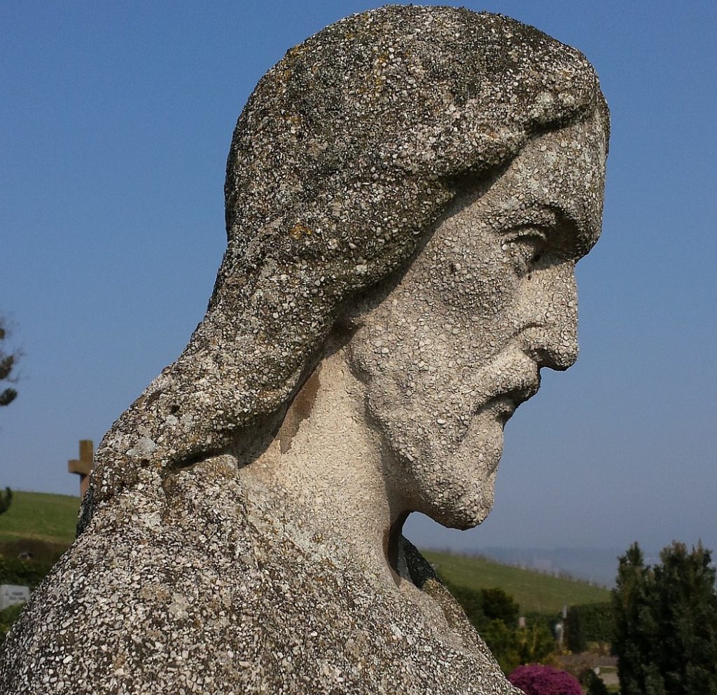 Steinfigur mit dem Profil Jesu, nach rechts blickend