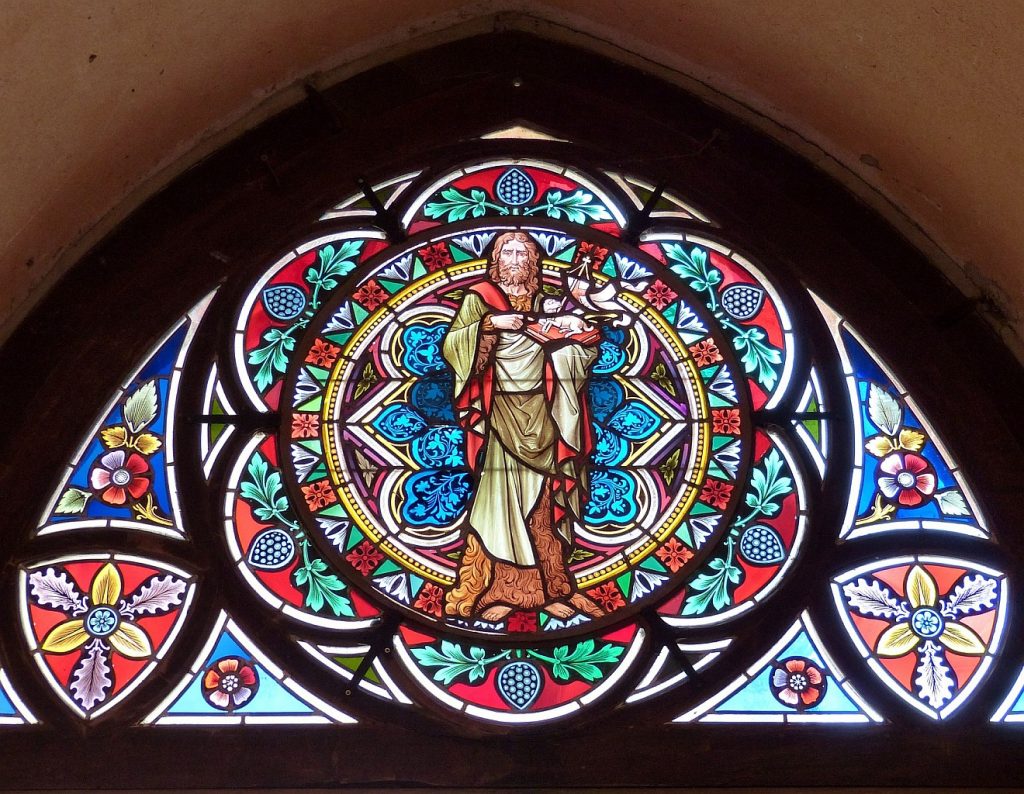 Kirchenfenster mit Johannes dem Täufer, der auf das Lamm Gottes hinweist