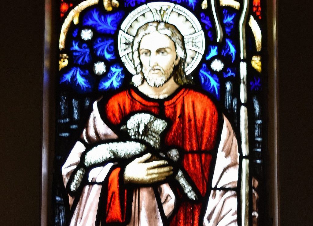 Ausschnitt aus dem höheren Bild vom Guten Hirten, das weiter unten zu sehen ist: Jesus hält ein Schaf auf seinem Arm
