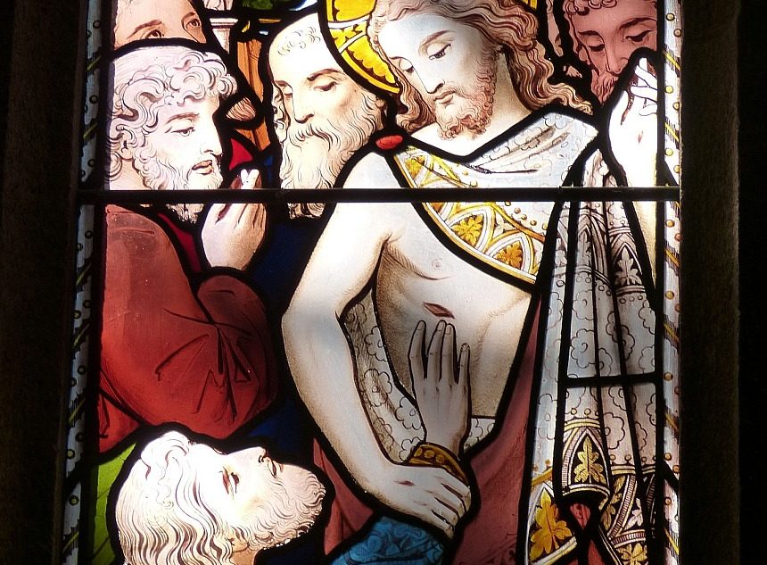 Kirchenfenster: Thomas darf die Seitenwunde Jesu betasten als Zeichen der Wahrheit seiner Auferstehung