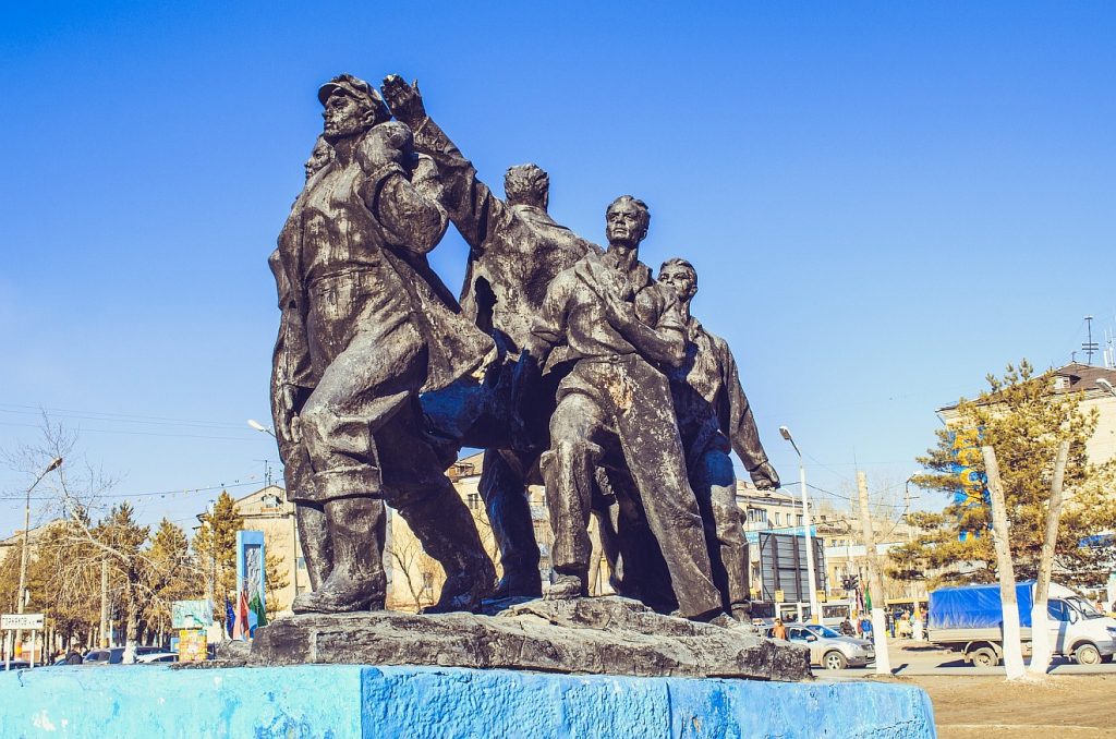 Ein Denkmal in Kasachstan, das an die Sowjetzeit erinnert: Männer und Frauen, die mit nach oben ausgestreckten Händen vorwärts gehen
