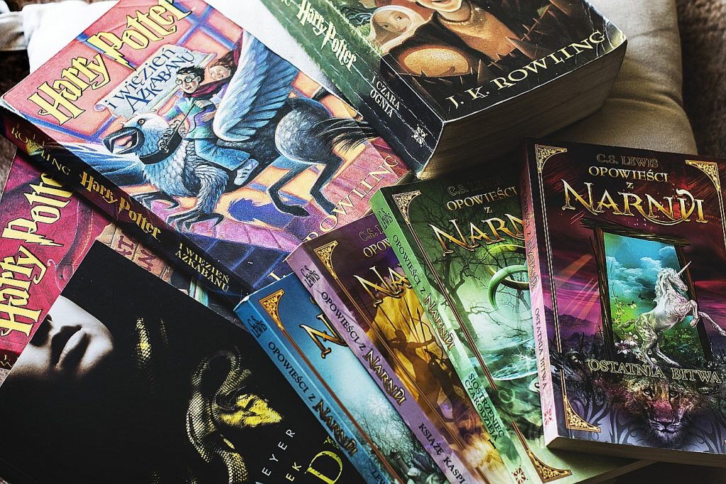 Eine Menge Bücher über Harry Potter liegen übereinander
