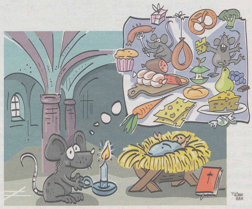 Zeichnung der Weihnachtsmaus, die in einer Kirche eine Kerze zum Leuchten in der Pfote hält und das Jesuskind in der Krippe betrachtet. In einer Gedankenblase stellt sich die Maus tanzende Mäuse vor, die Wurst, Käse und andere Leckereien zu essen haben.