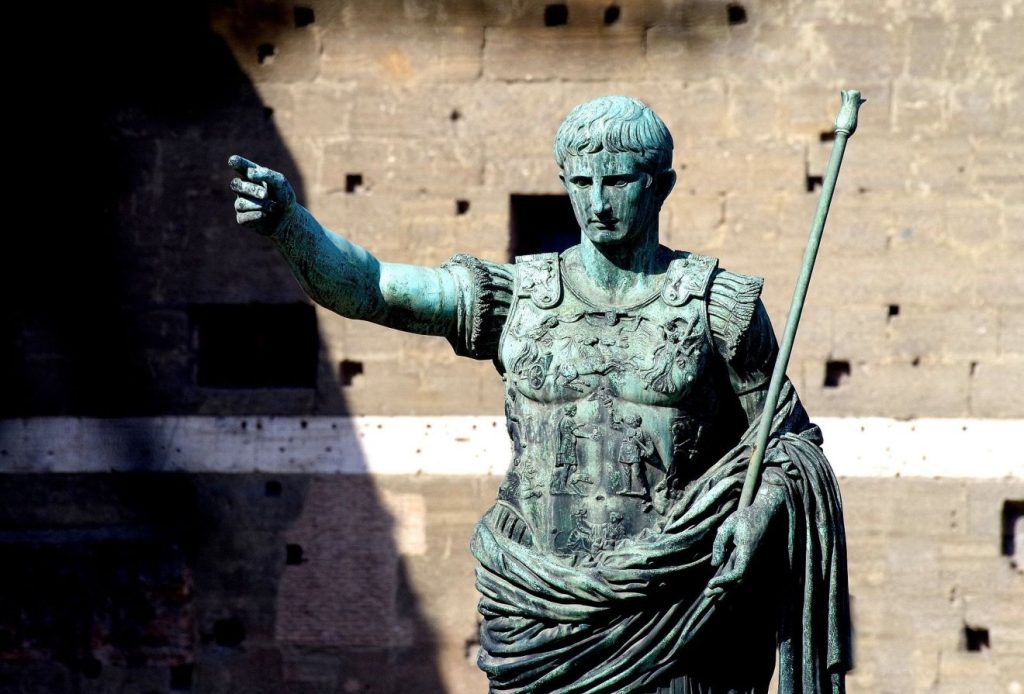 Standbild eines römischen Kaisers mit Stab in der Linken, mit ausgestrecktem rechten Arm, bekleidet mit einer Rüstung