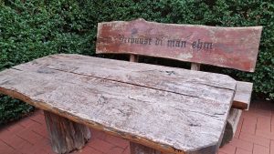 2025 09 21 10 51 54 Baltrum Evangelische Kirche Ruhebank
