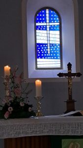 2025 09 21 10 56 09 Baltrum Evangelische Kirche Blaues Fenster