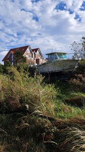 2025 10 04 12 21 21 Baltrum Westerkundung Boot Hinter Haus 191